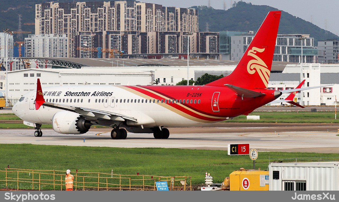 深圳航空 波音737-MAX8 at 深圳宝安国际机场
