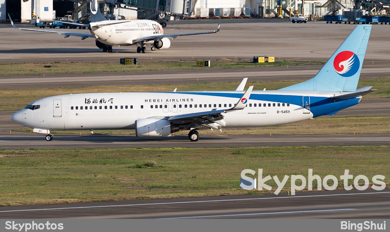 河北航空 B737-85C at FOC