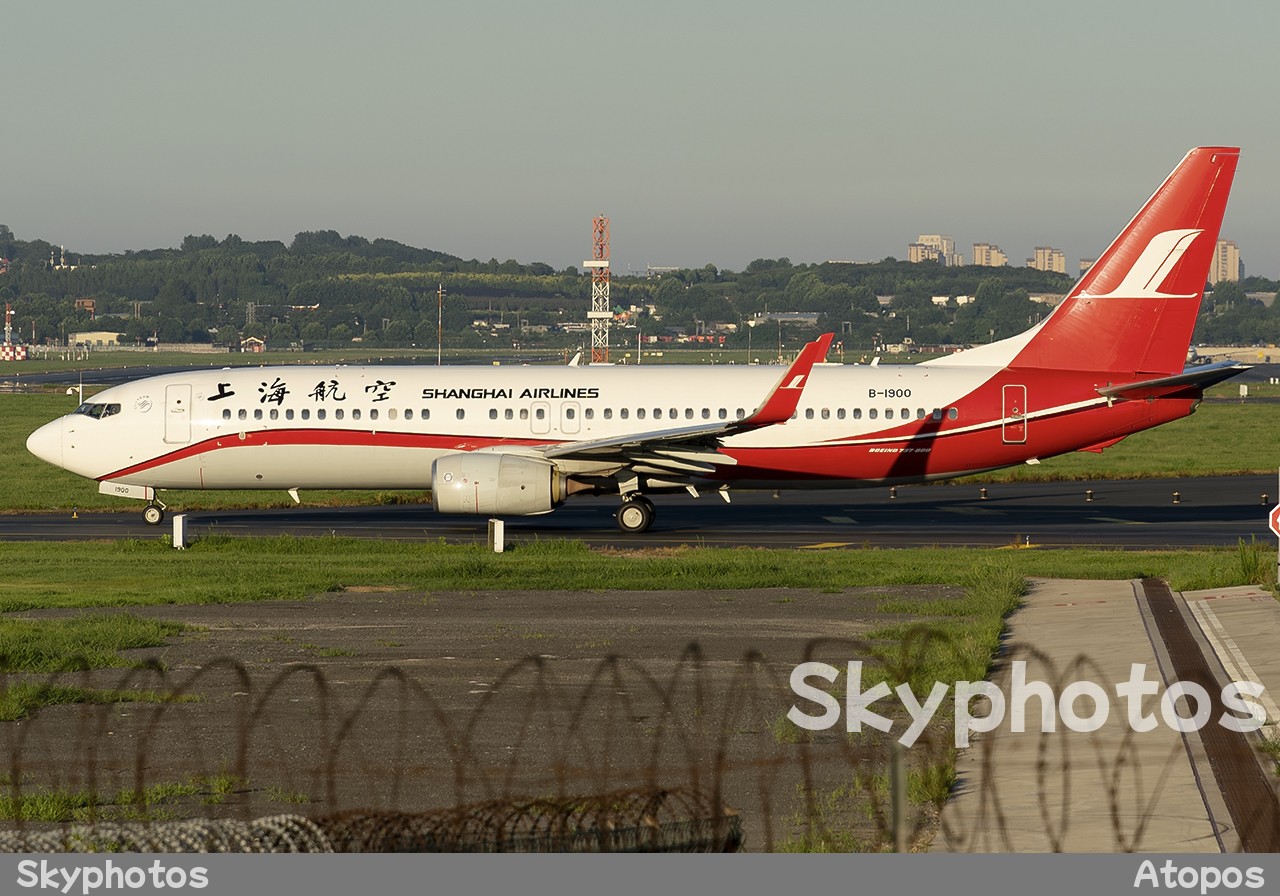 上海航空 Boeing 737-86D