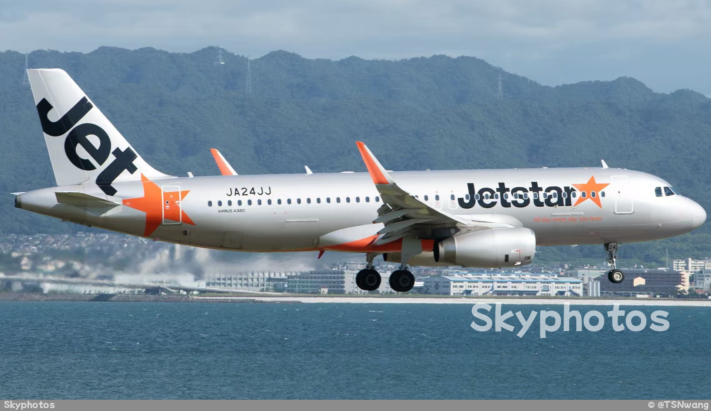 日本捷星航空 AIR BUS A320-232 at 大阪关西机场