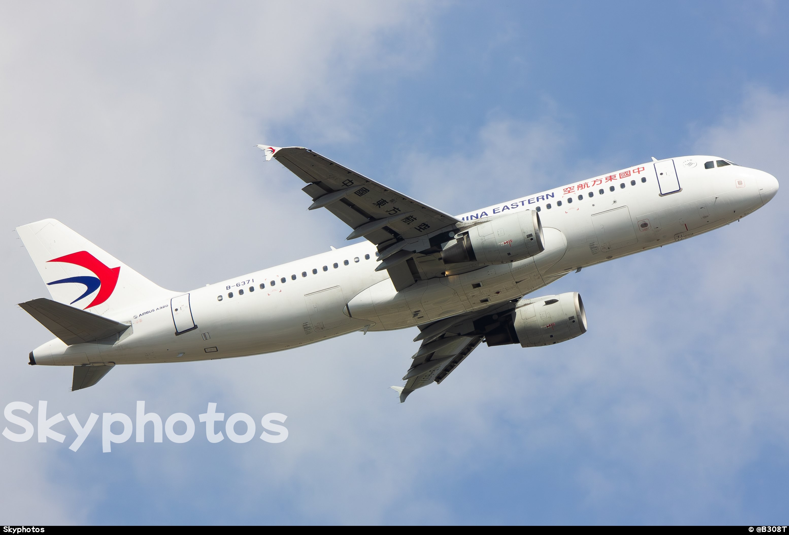 中国东方航空 A320-214 at 上海浦东机场
