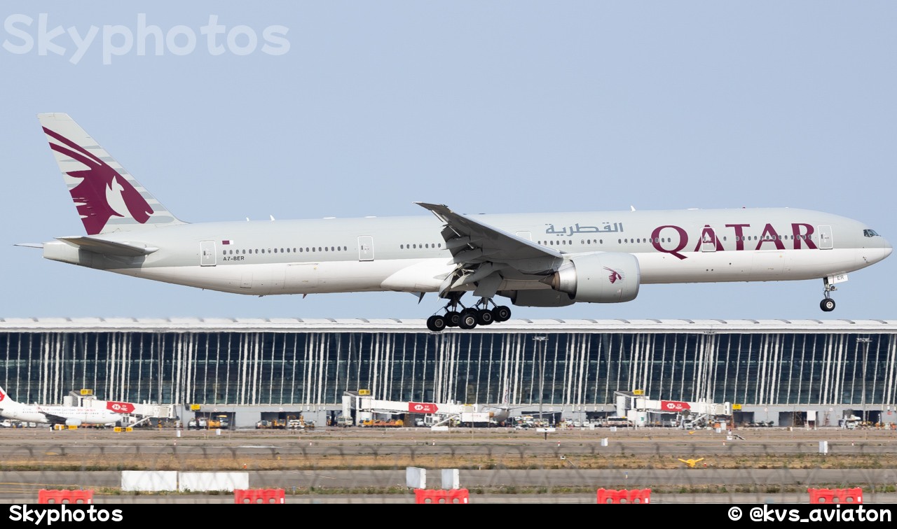 卡塔尔航空 777-300er at 上海浦东国际机场