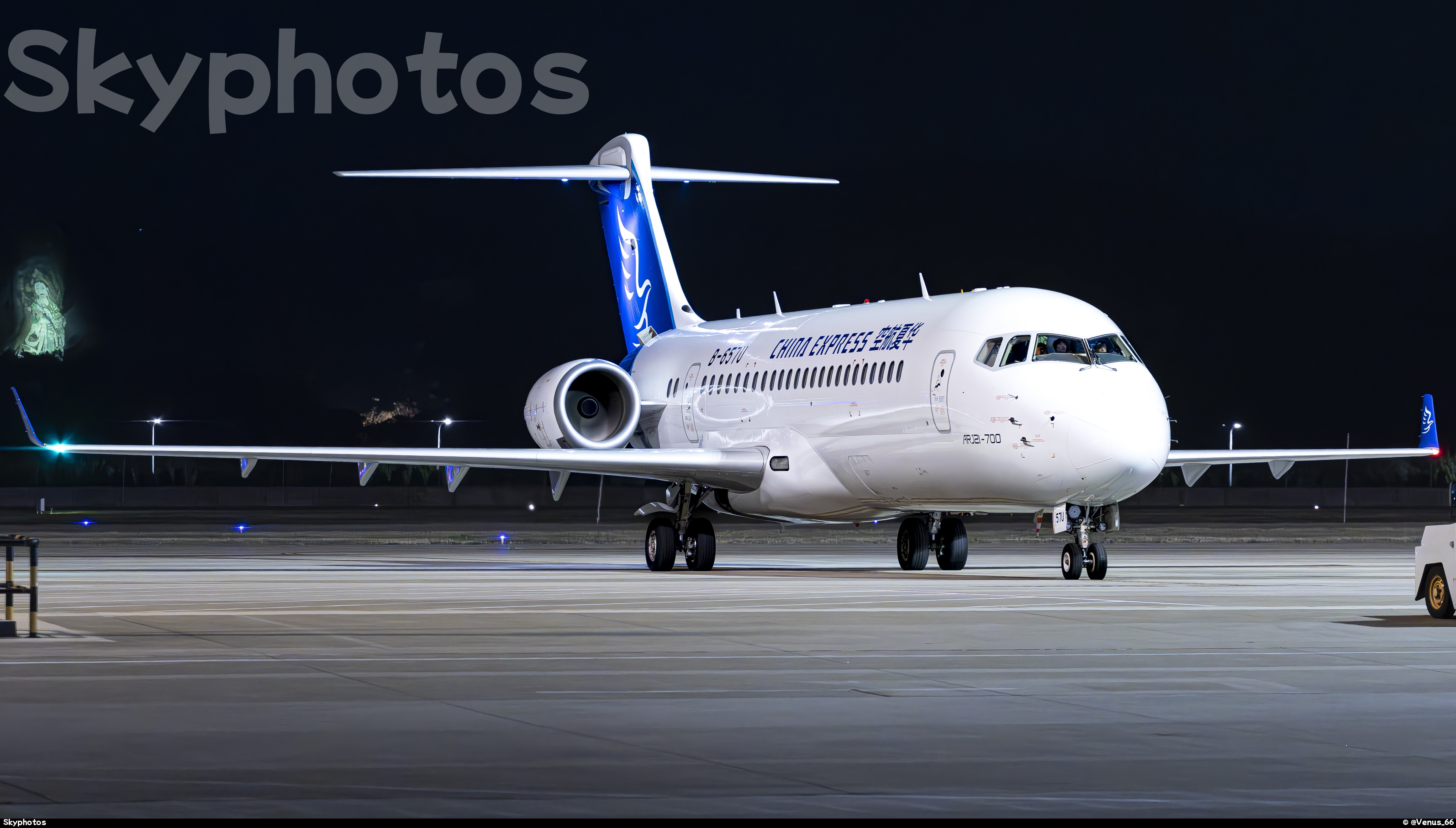 华夏航空 C909 at 舟山普陀山国际机场