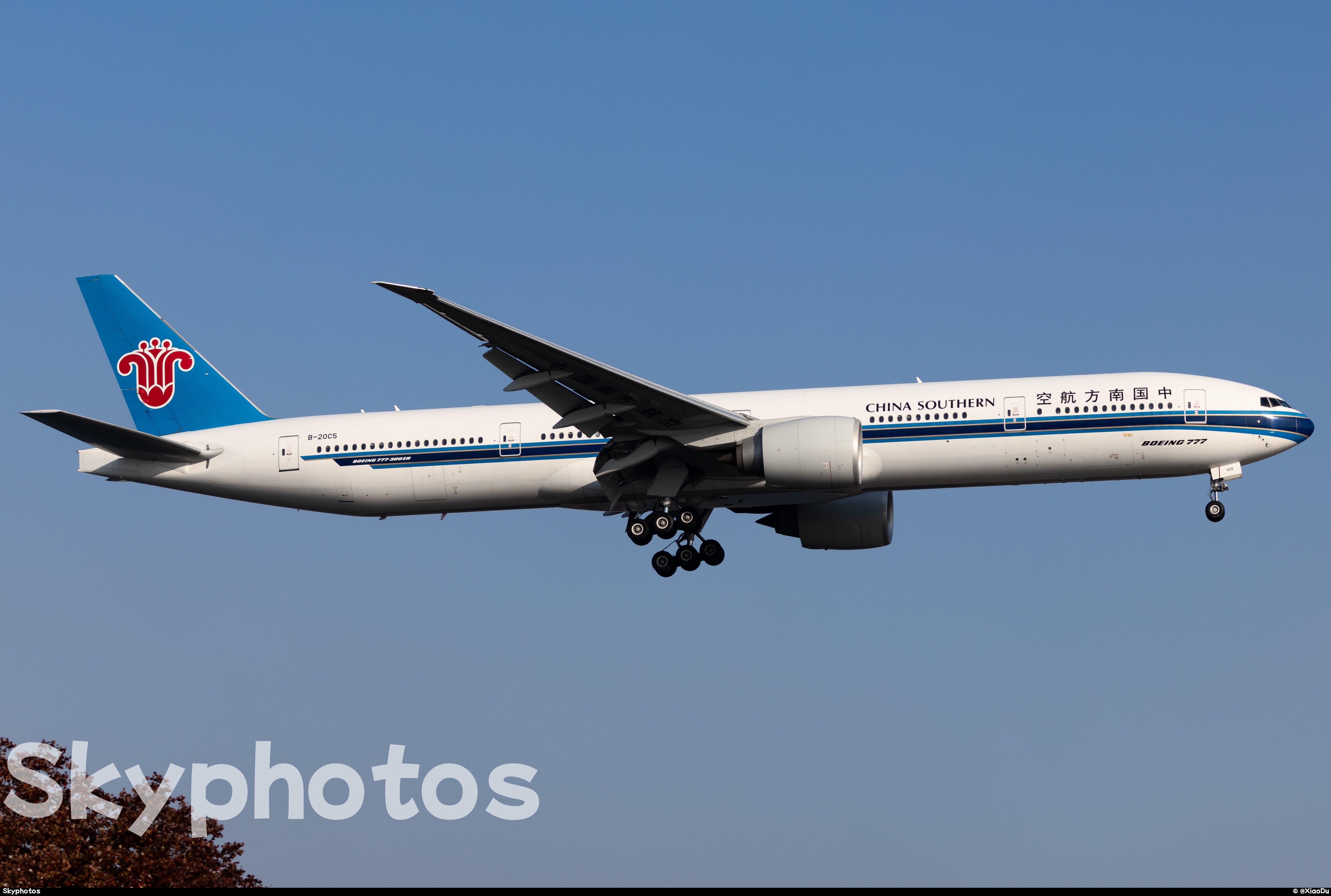 中国南方航空 B777-300ER at 上海虹桥国际机场